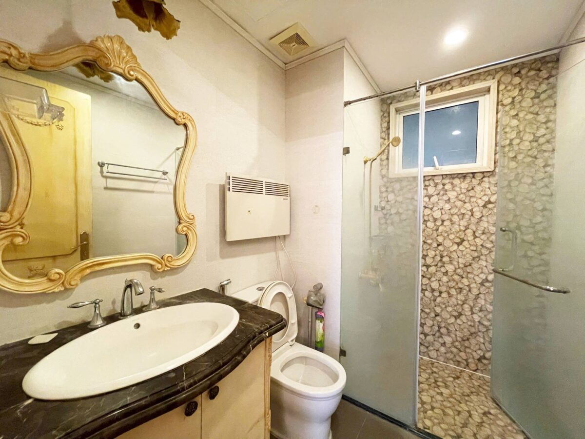 Classic-style 2-bedroom 154-SQM apartment for rent at The Link Ciputra (20)