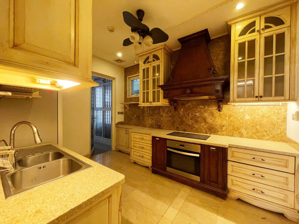 Classic-style 2-bedroom 154-SQM apartment for rent at The Link Ciputra (9)