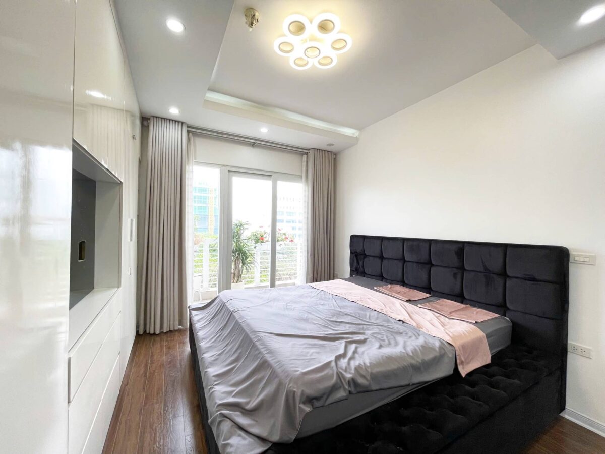 Contemporary 2-bedroom apartment at E5 Ciputra for rent (10)
