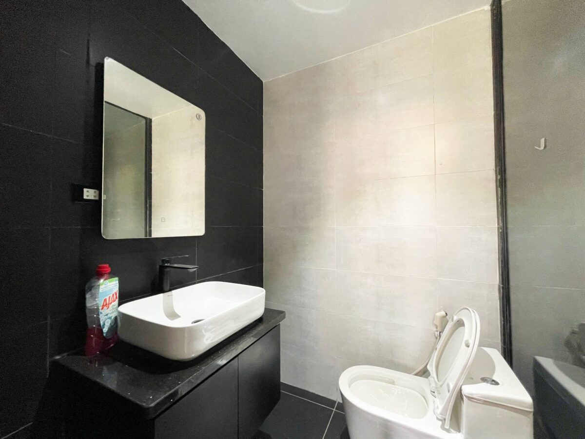 Contemporary 2-bedroom apartment at E5 Ciputra for rent (12)
