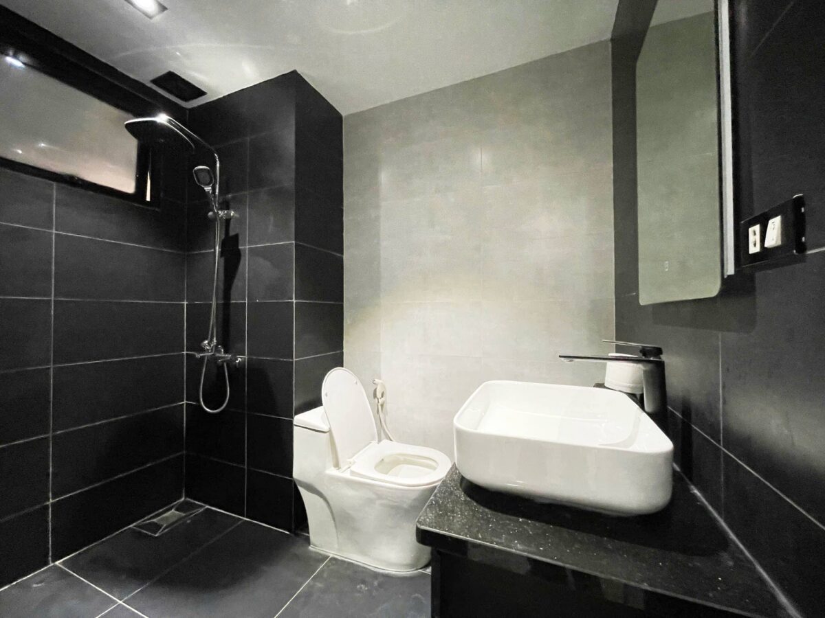 Contemporary 2-bedroom apartment at E5 Ciputra for rent (17)