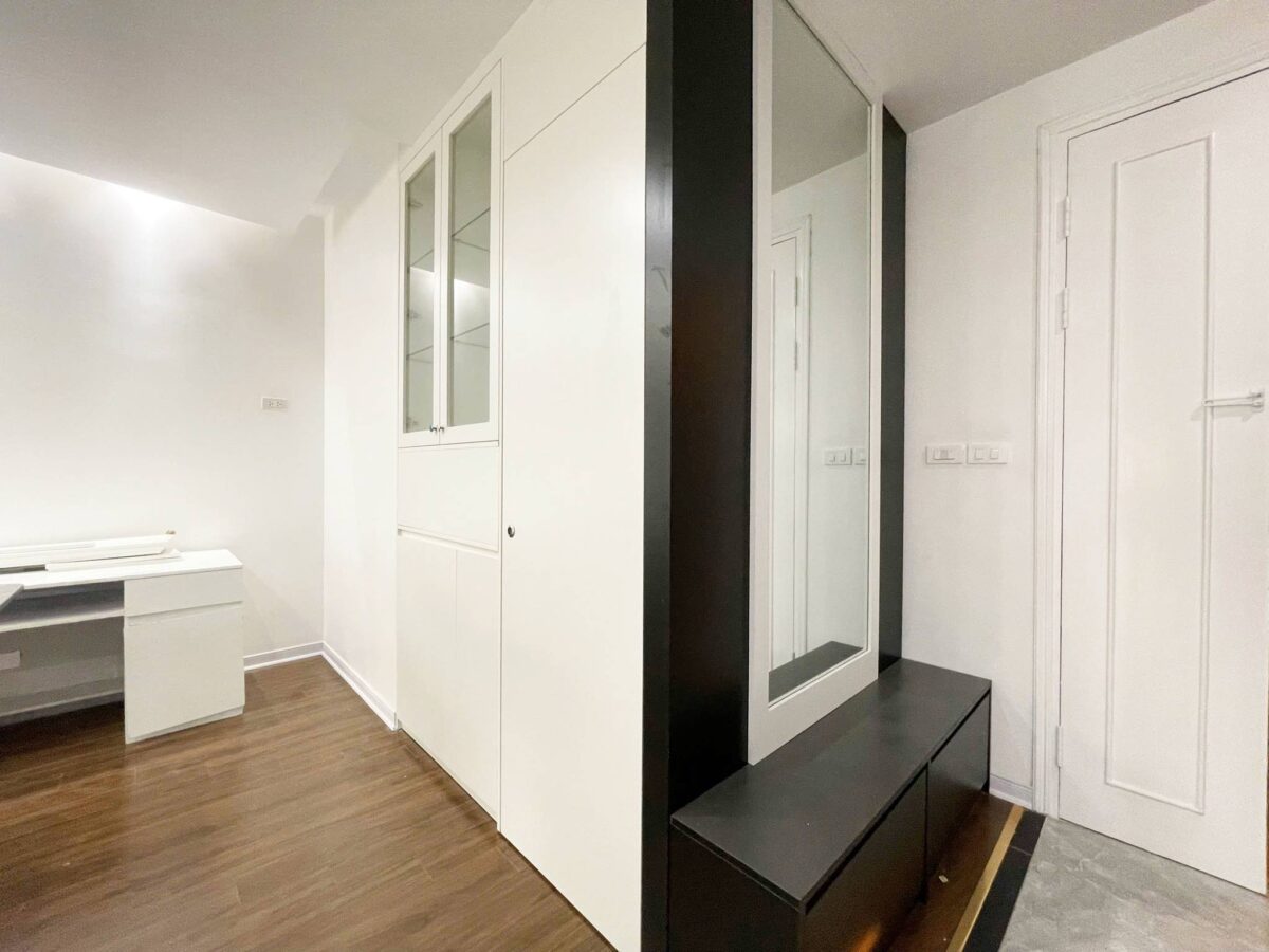 Contemporary 2-bedroom apartment at E5 Ciputra for rent (9)