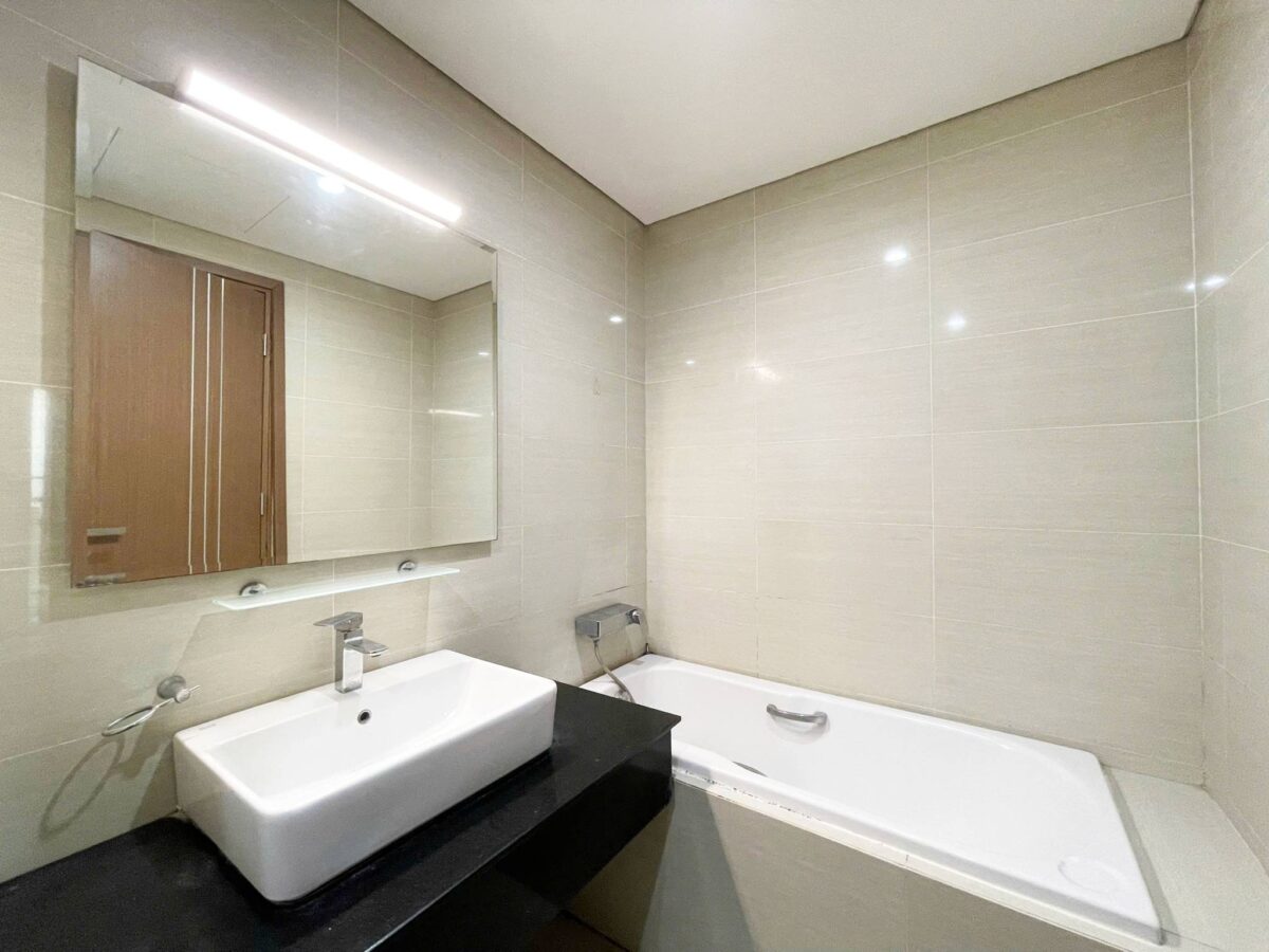 Fully furnished 3-bedroom apartment for rent at The Link Ciputra (11)