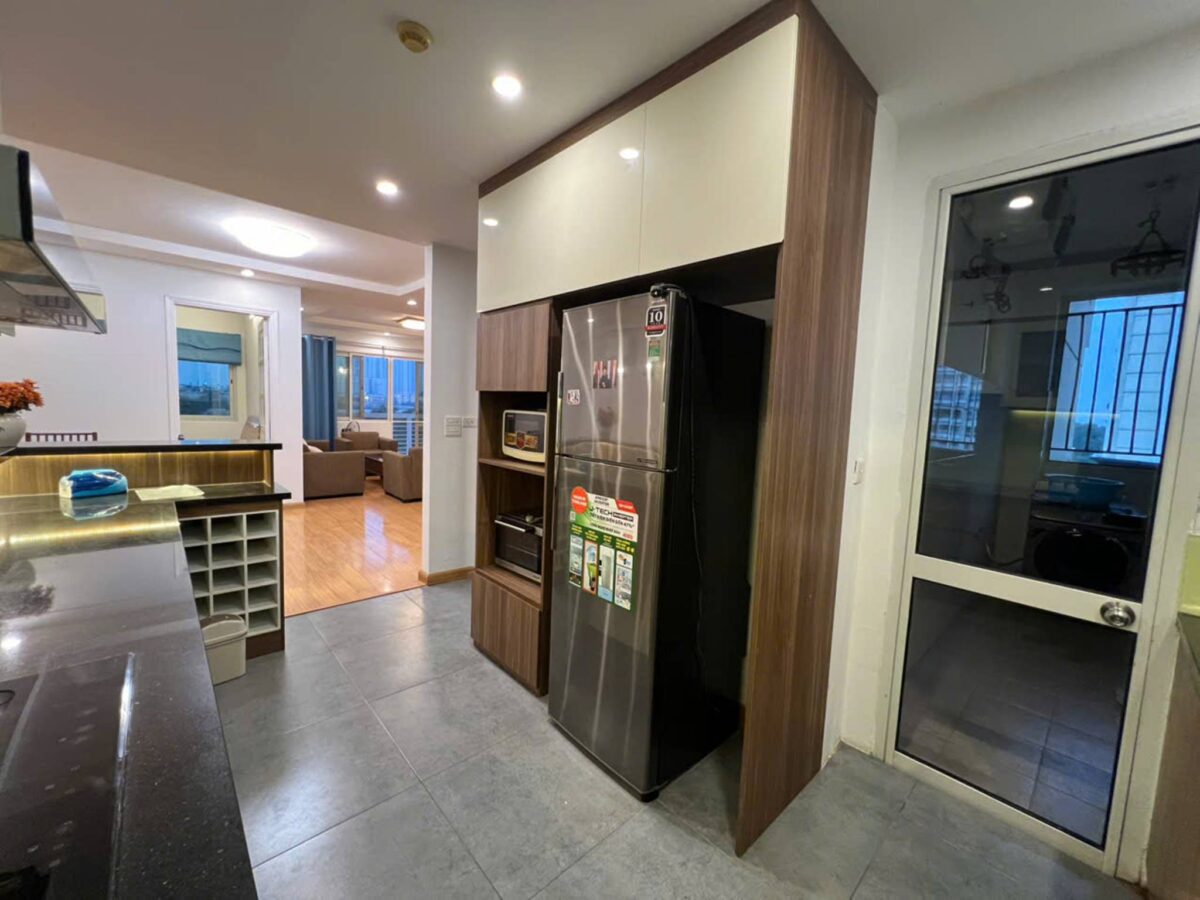 Gorgeous 4-bedroom apartment at E1 Ciputra for rent (12)