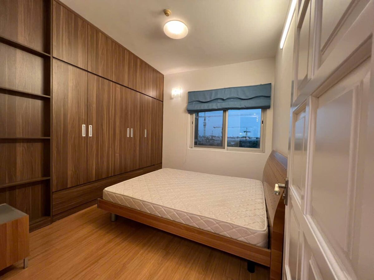 Gorgeous 4-bedroom apartment at E1 Ciputra for rent (17)