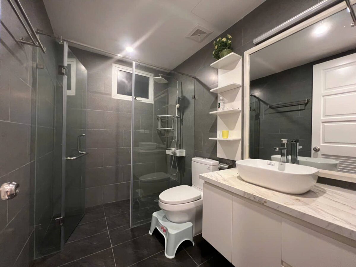 Gorgeous 4-bedroom apartment at E1 Ciputra for rent (20)
