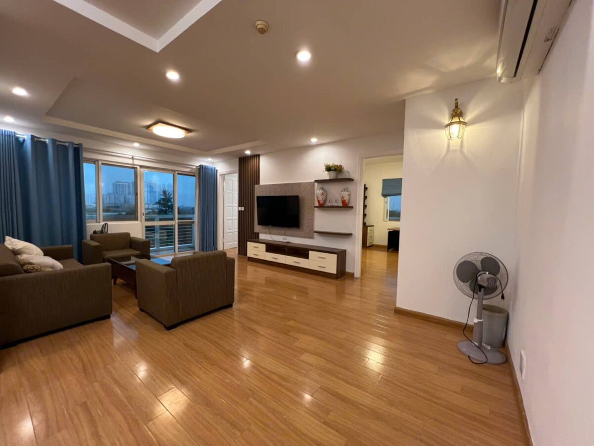 Gorgeous 4-bedroom apartment at E1 Ciputra for rent (6)