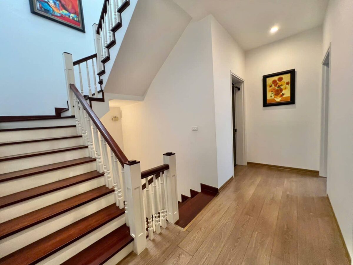 Newish 5-bedroom villa for rent at T8 Ciputra (25)