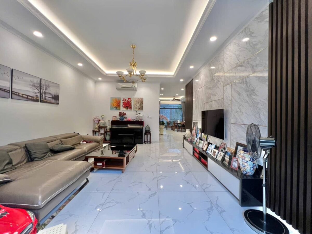 Newish 5-bedroom villa for rent at T8 Ciputra (3)