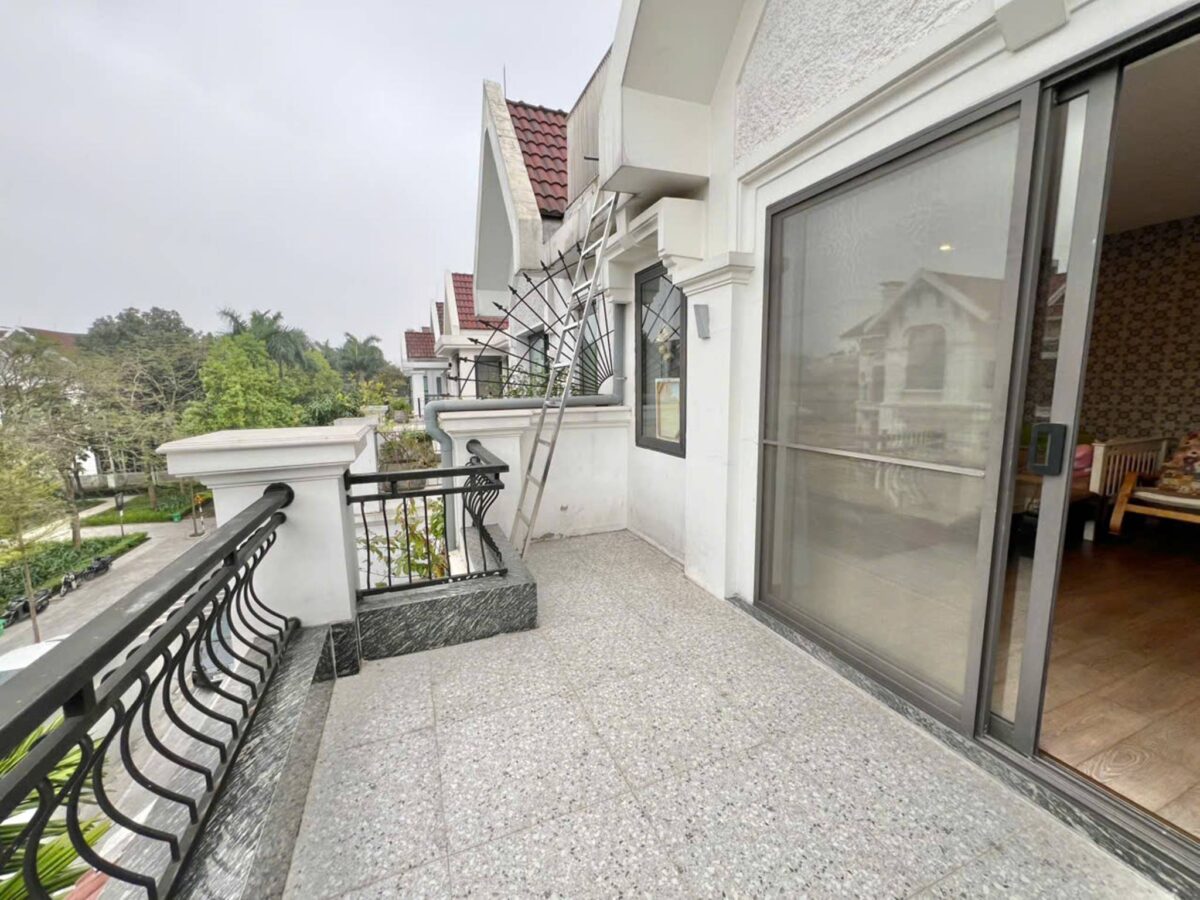 Newish 5-bedroom villa for rent at T8 Ciputra (31)