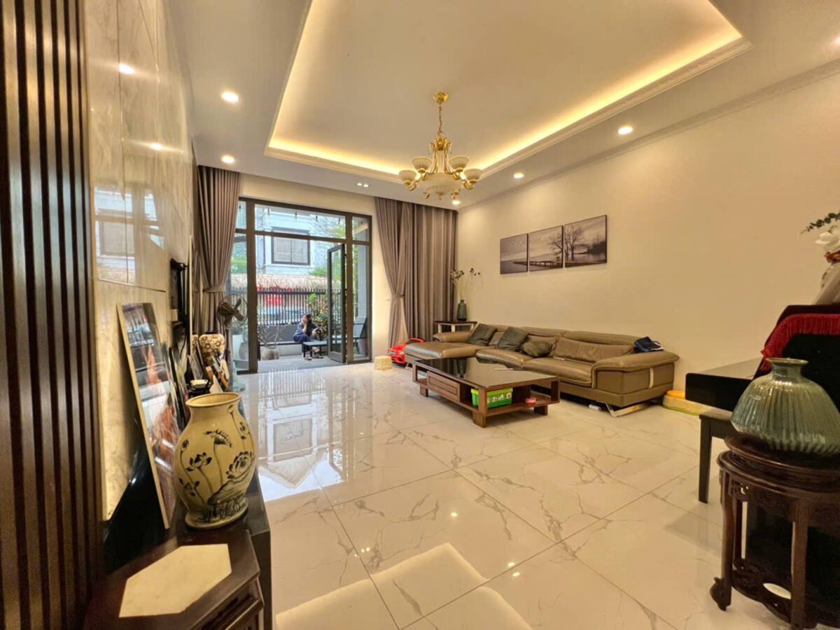 Newish 5-bedroom villa for rent at T8 Ciputra (4)