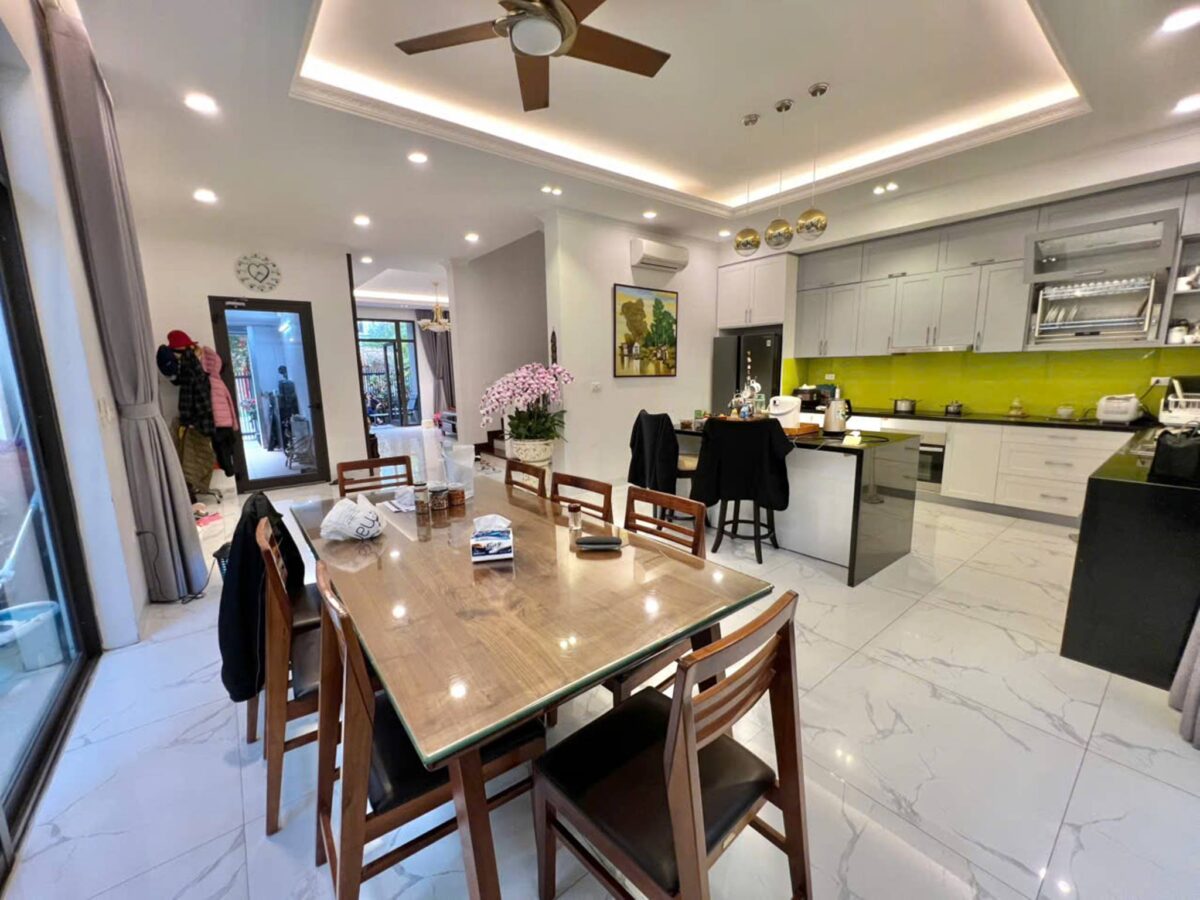Newish 5-bedroom villa for rent at T8 Ciputra (7)