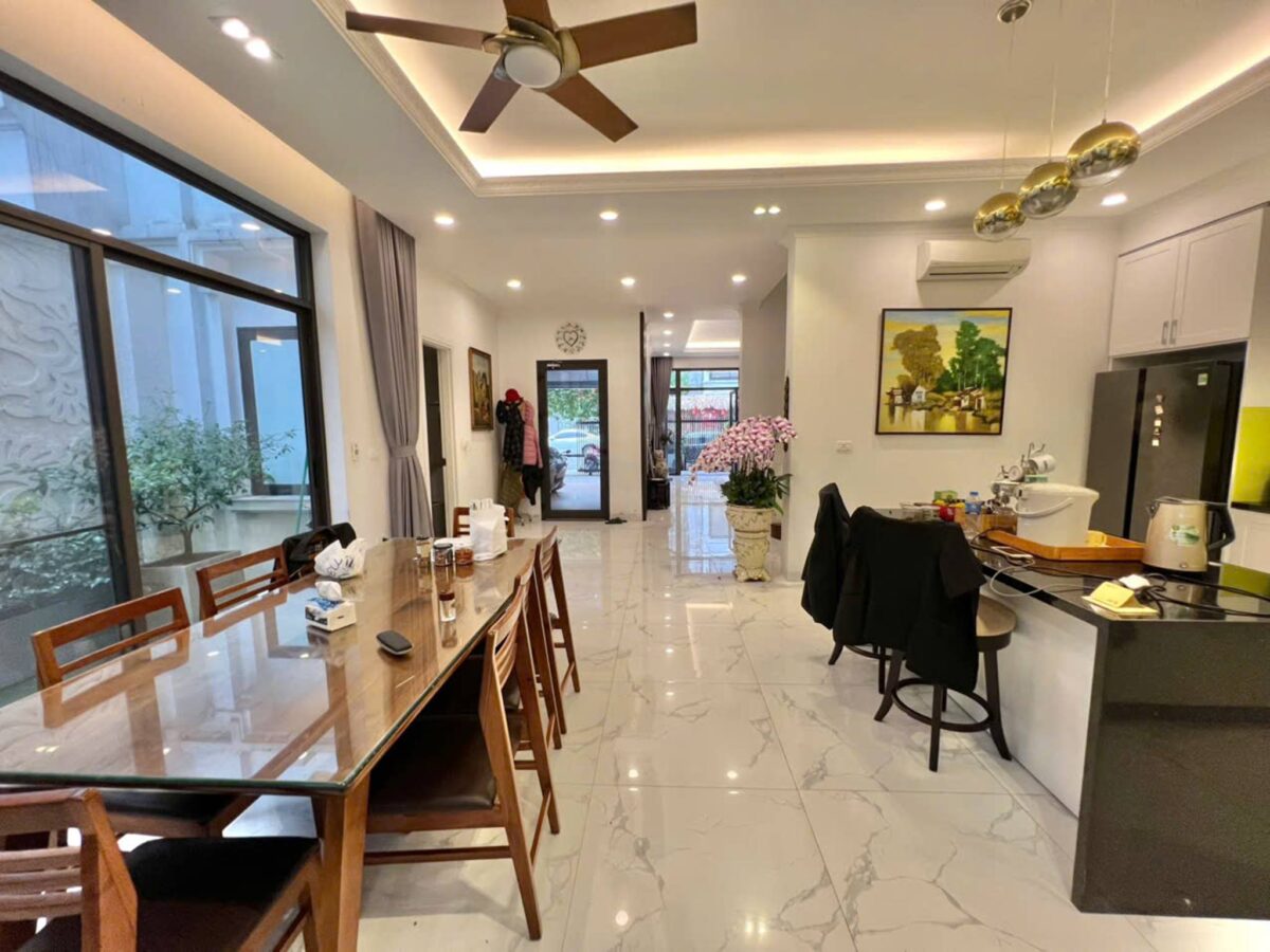 Newish 5-bedroom villa for rent at T8 Ciputra (8)