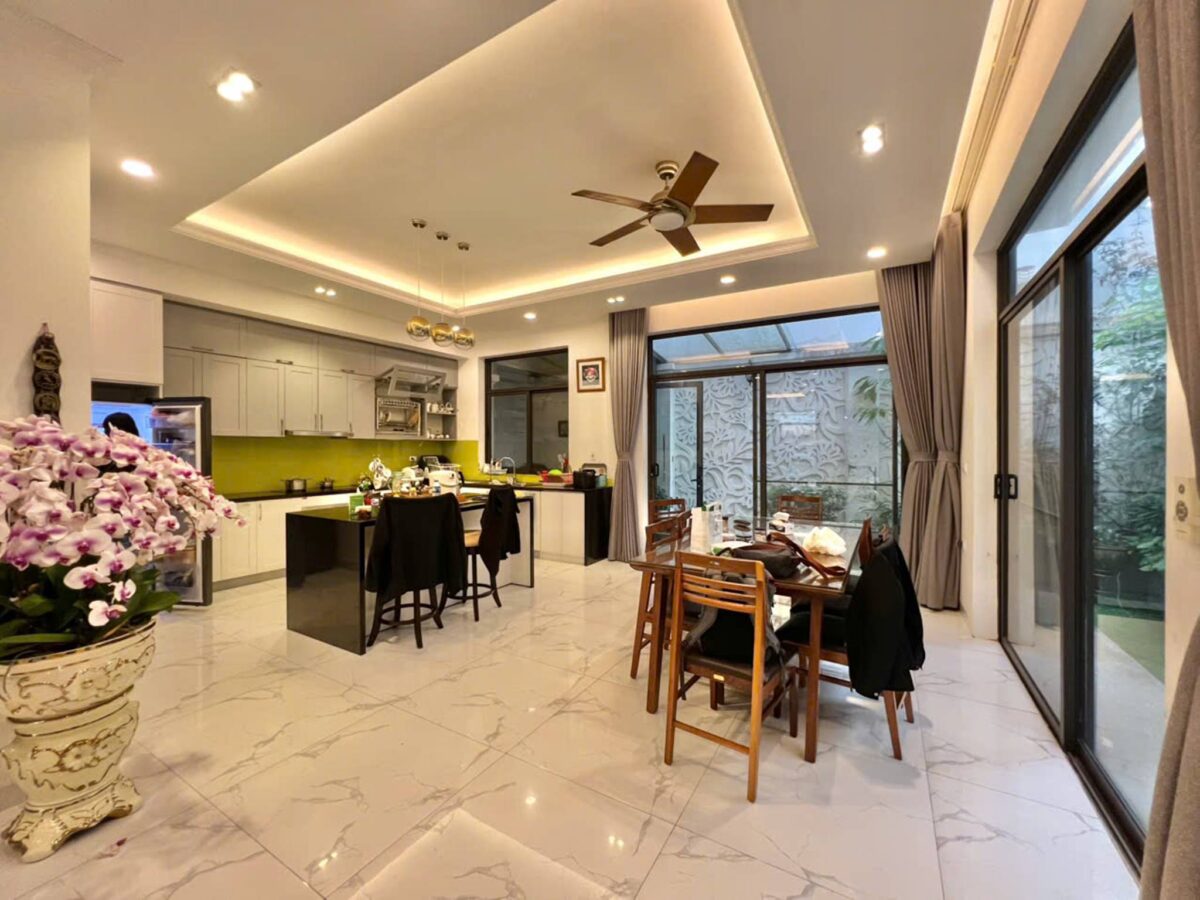 Newish 5-bedroom villa for rent at T8 Ciputra (9)