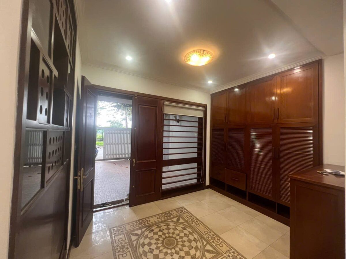 Nice 4-bedroom villa at D4 Ciputra for rent (10)