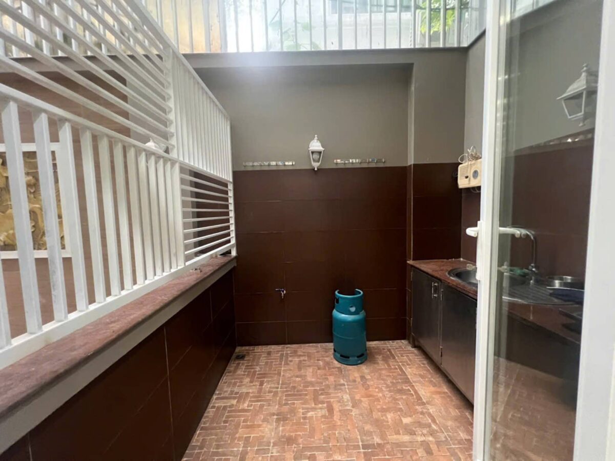 Nice 4-bedroom villa at D4 Ciputra for rent (11)