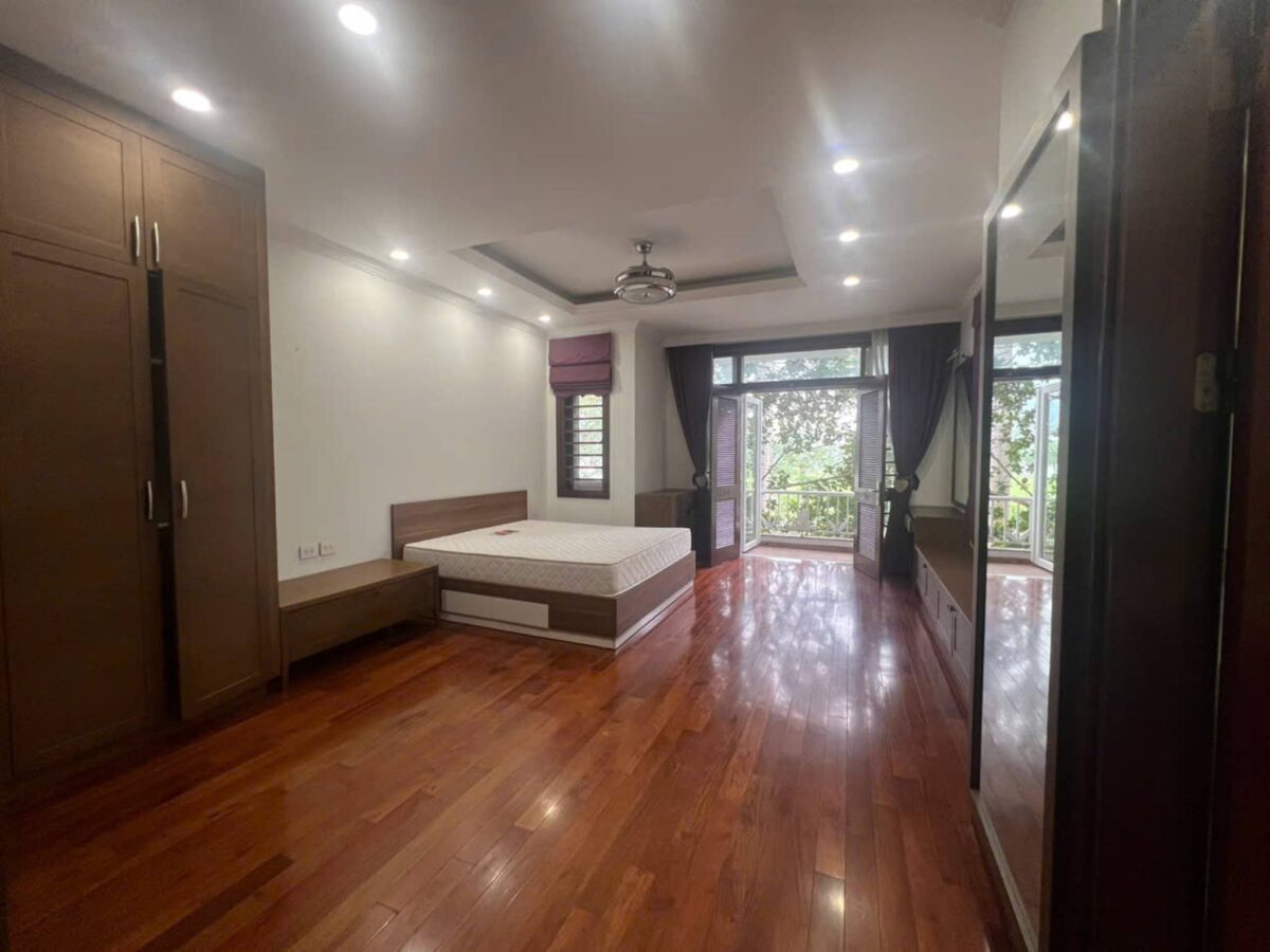 Nice 4-bedroom villa at D4 Ciputra for rent (14)