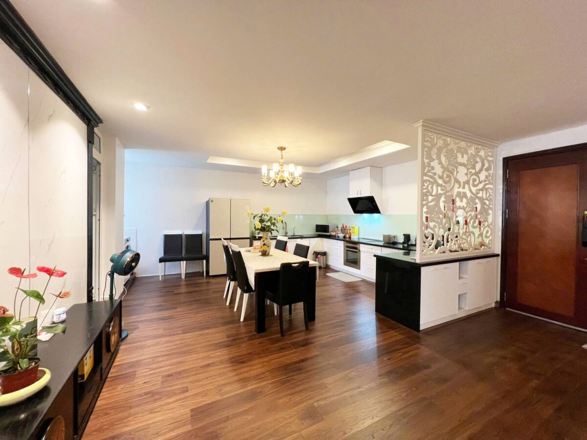 Splendid 3-bedroom penthouse at G2 Ciputra for rent (11)
