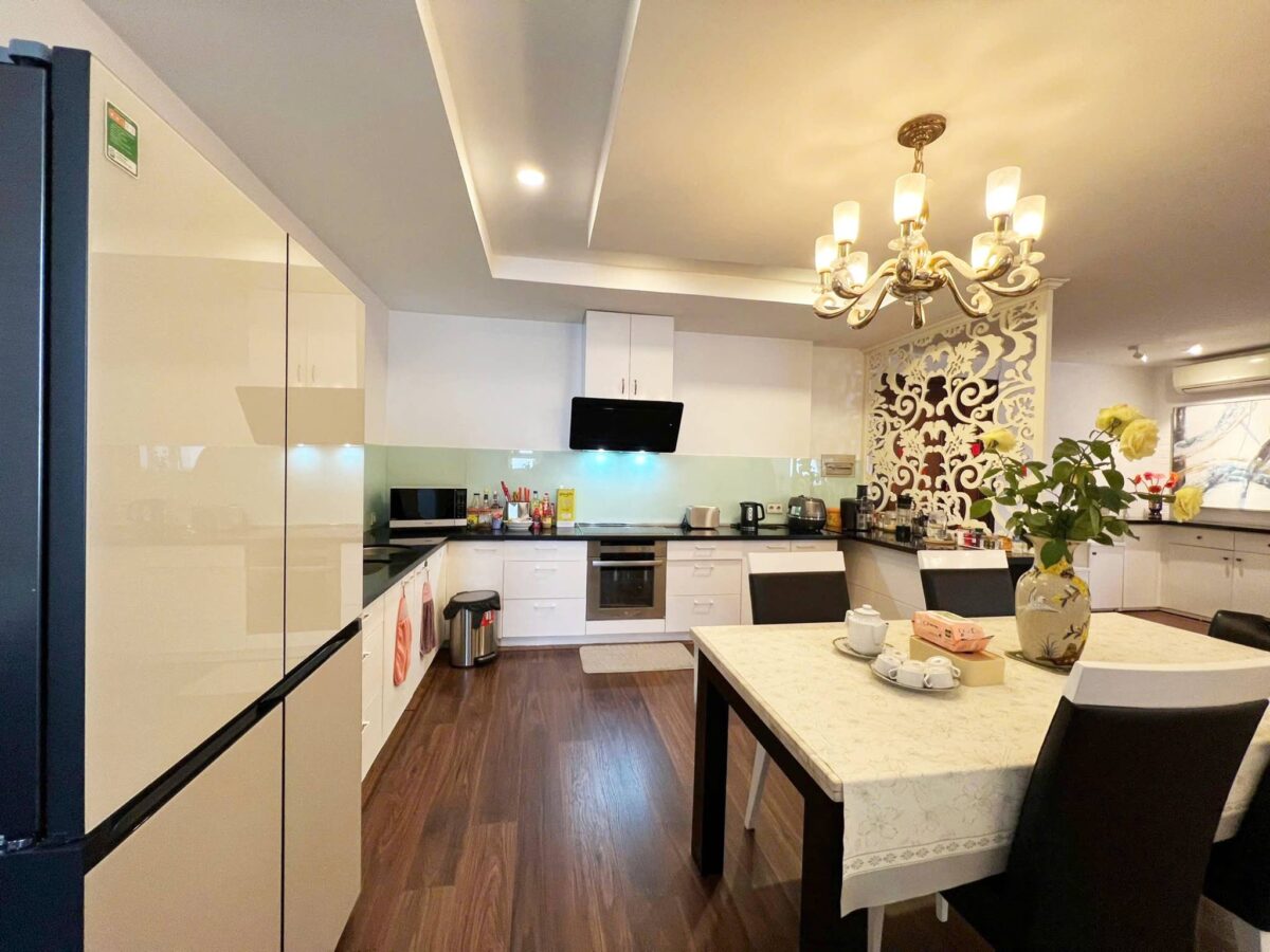 Splendid 3-bedroom penthouse at G2 Ciputra for rent (12)