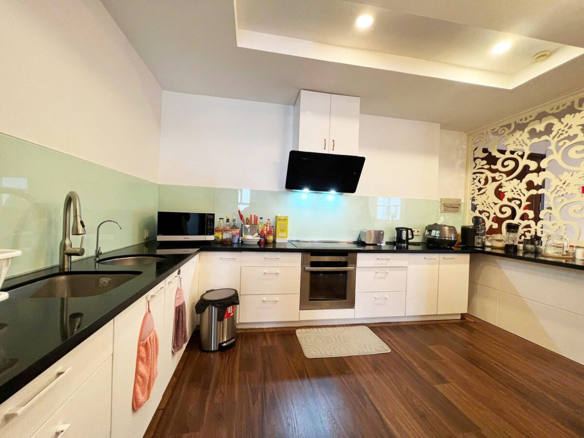 Splendid 3-bedroom penthouse at G2 Ciputra for rent (13)