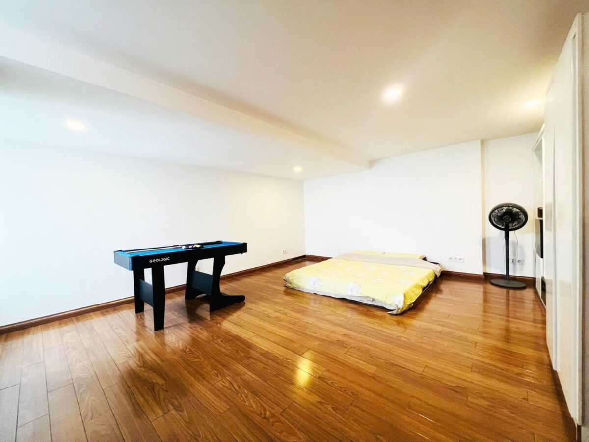 Splendid 3-bedroom penthouse at G2 Ciputra for rent (18)