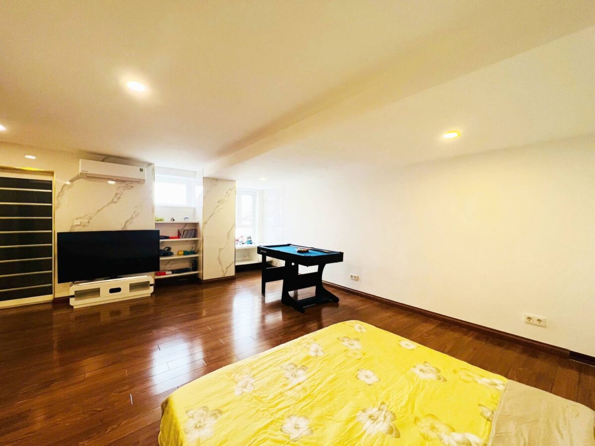 Splendid 3-bedroom penthouse at G2 Ciputra for rent (19)