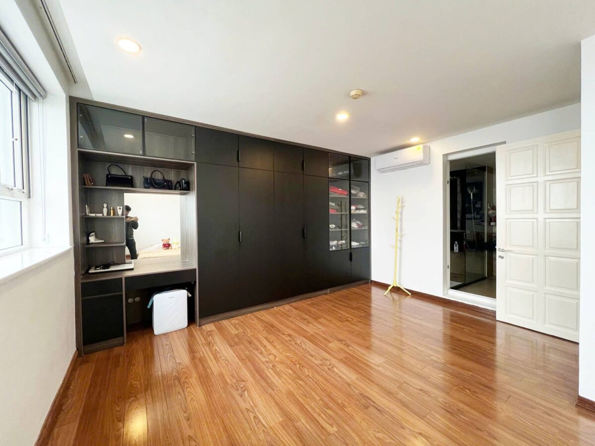 Splendid 3-bedroom penthouse at G2 Ciputra for rent (22)