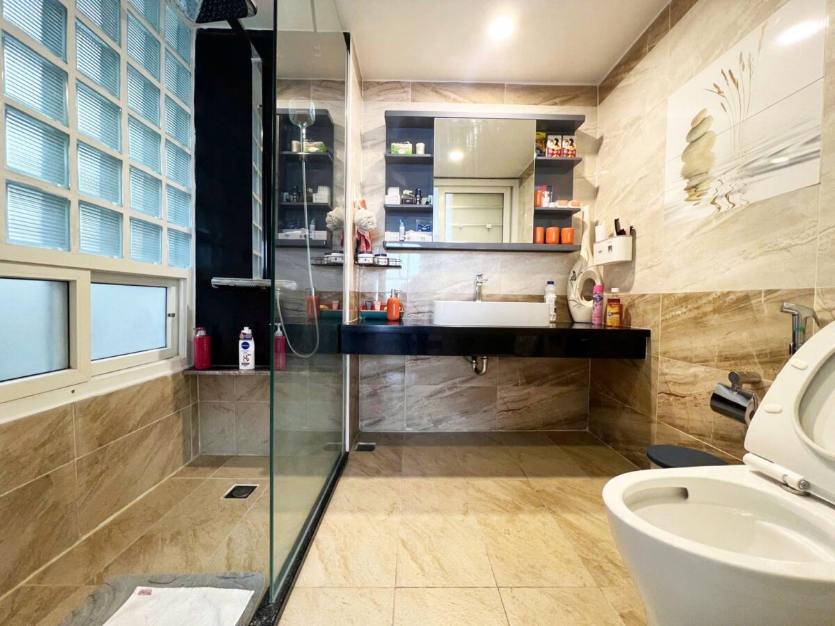 Splendid 3-bedroom penthouse at G2 Ciputra for rent (26)