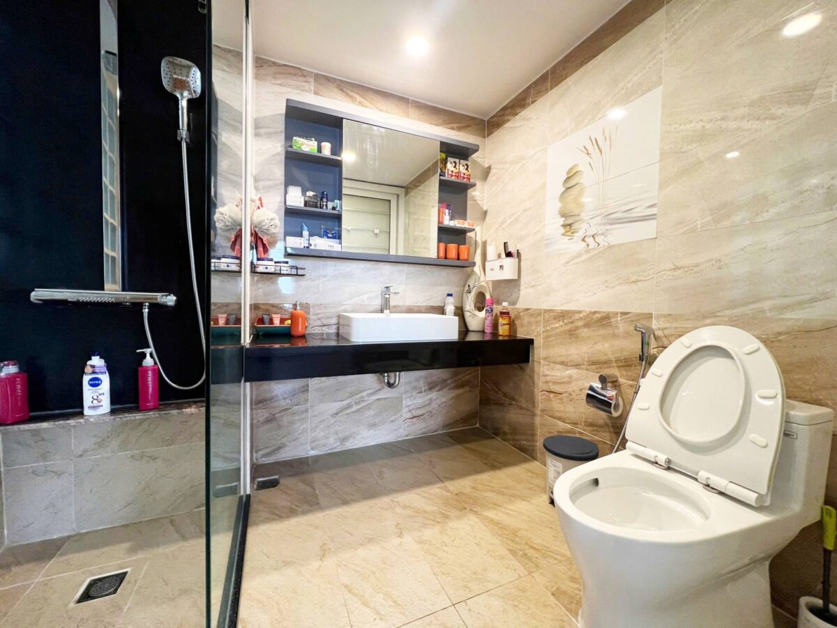 Splendid 3-bedroom penthouse at G2 Ciputra for rent (27)
