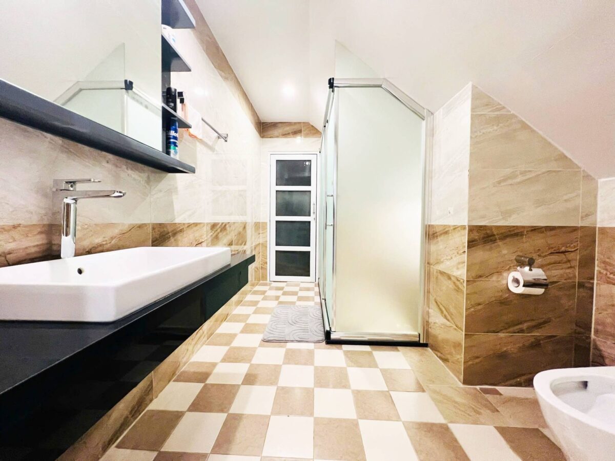 Splendid 3-bedroom penthouse at G2 Ciputra for rent (28)
