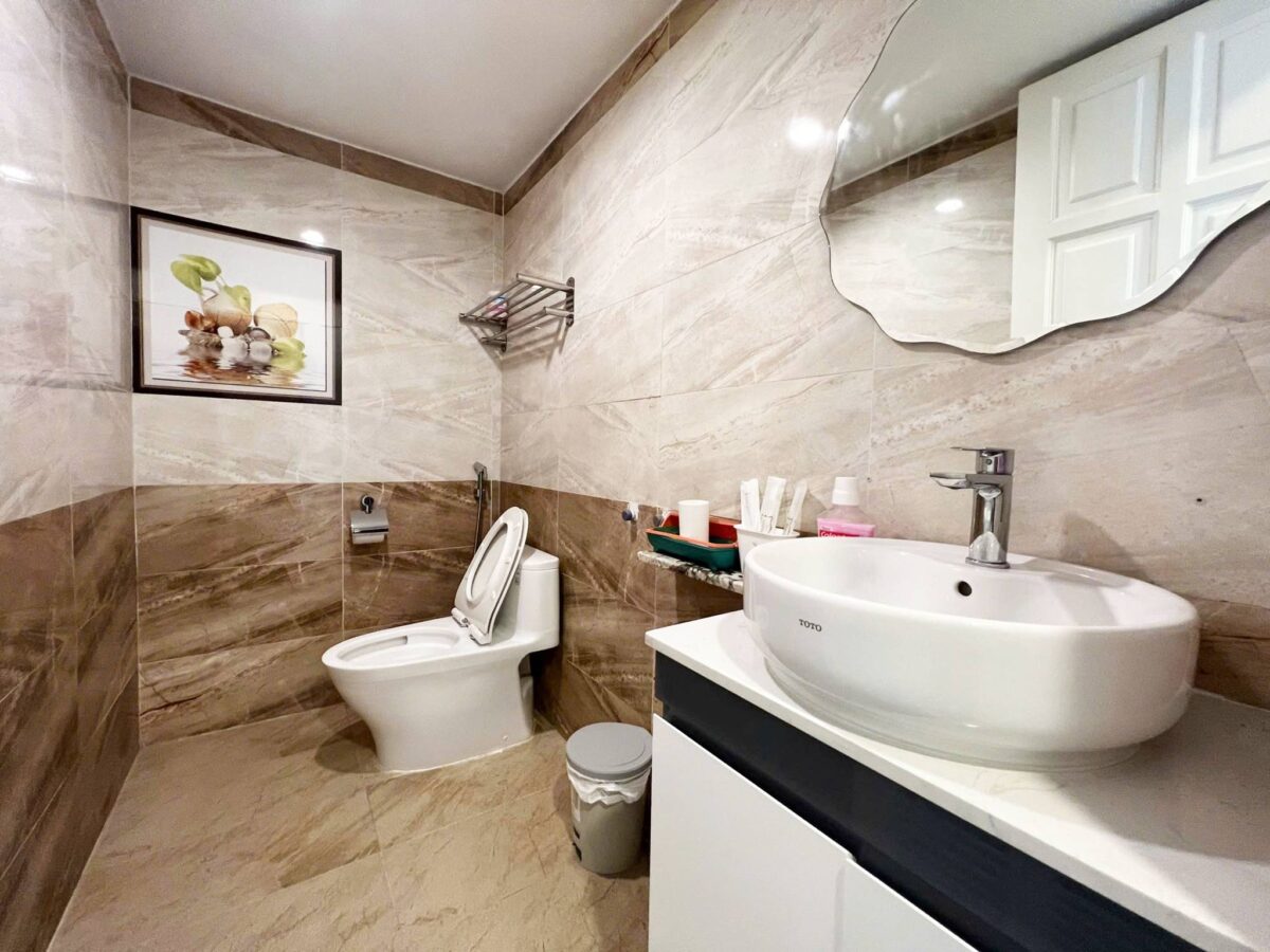 Splendid 3-bedroom penthouse at G2 Ciputra for rent (30)