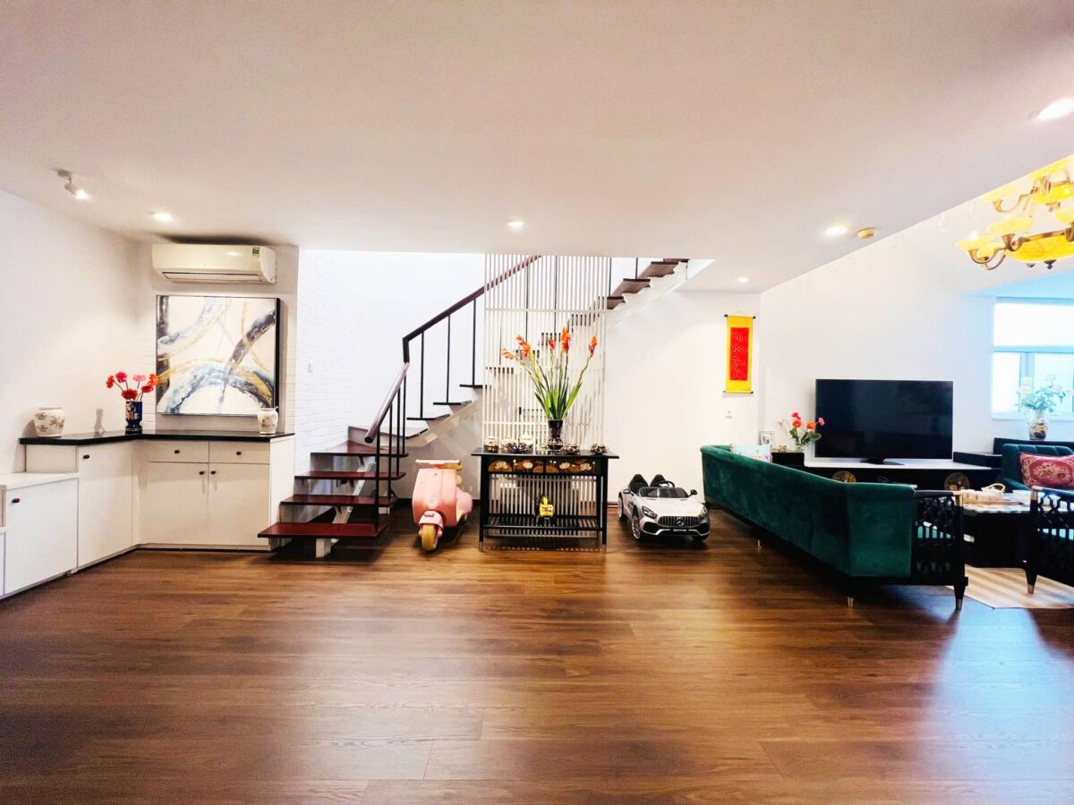 Splendid 3-bedroom penthouse at G2 Ciputra for rent (5)