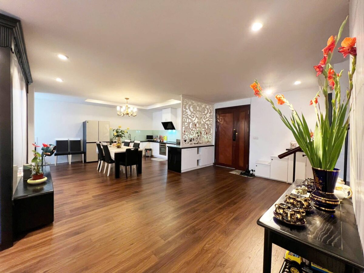 Splendid 3-bedroom penthouse at G2 Ciputra for rent (7)