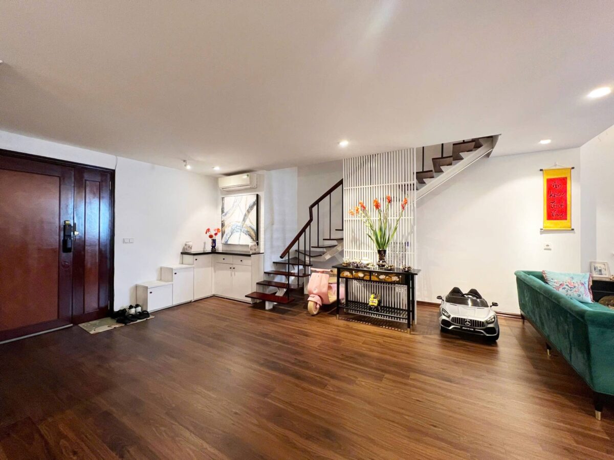 Splendid 3-bedroom penthouse at G2 Ciputra for rent (9)