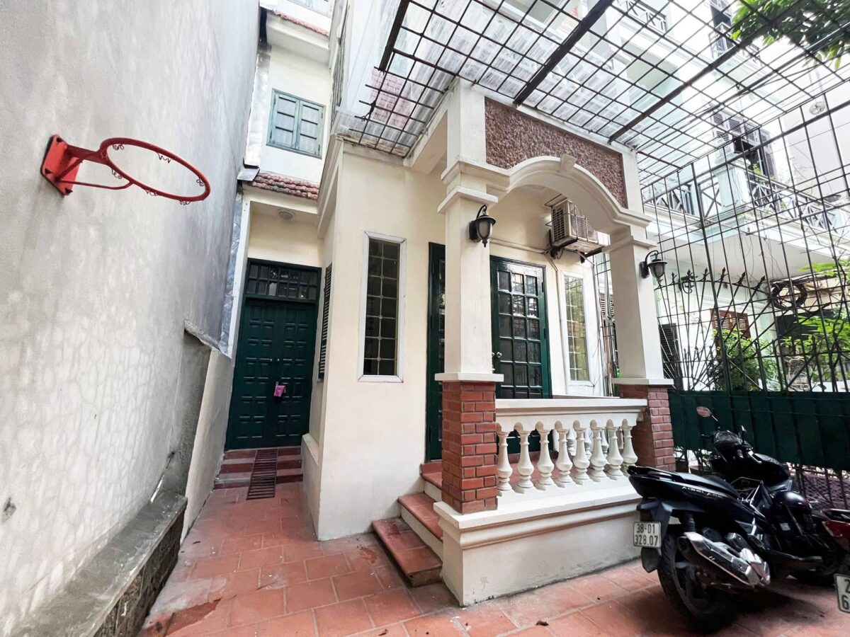 Cheap 3-bedroom house on Nghi Tam Street, Tay Ho area for rent (1)