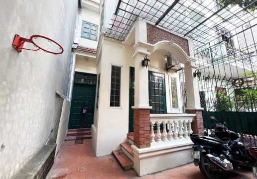 Cheap 3-bedroom house on Nghi Tam Street, Tay Ho area for rent (1)