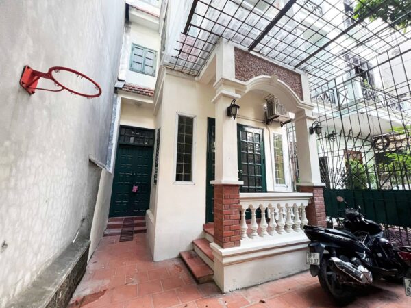 Cheap 3-bedroom house on Nghi Tam Street, Tay Ho area for rent (1)