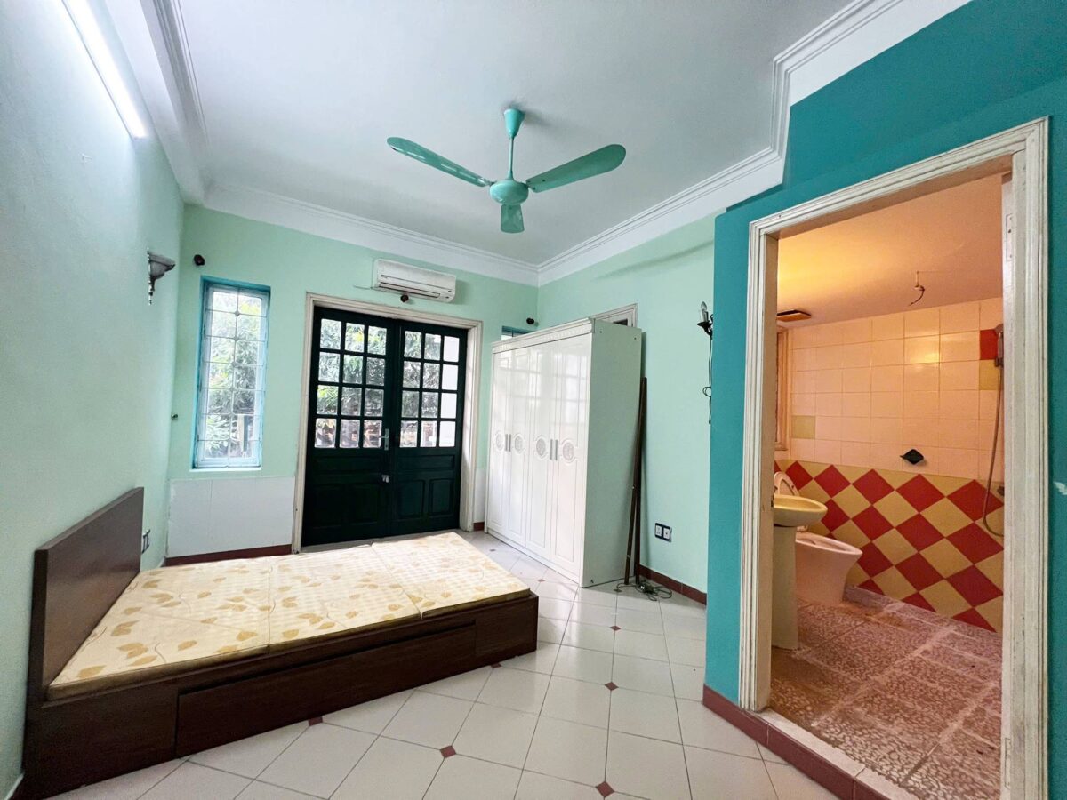Cheap 3-bedroom house on Nghi Tam Street, Tay Ho area for rent (10)
