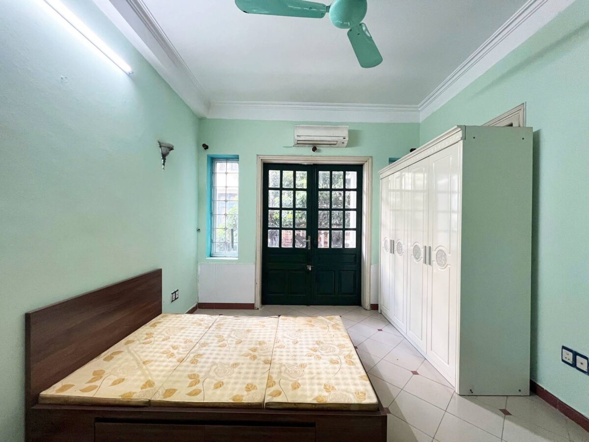 Cheap 3-bedroom house on Nghi Tam Street, Tay Ho area for rent (11)