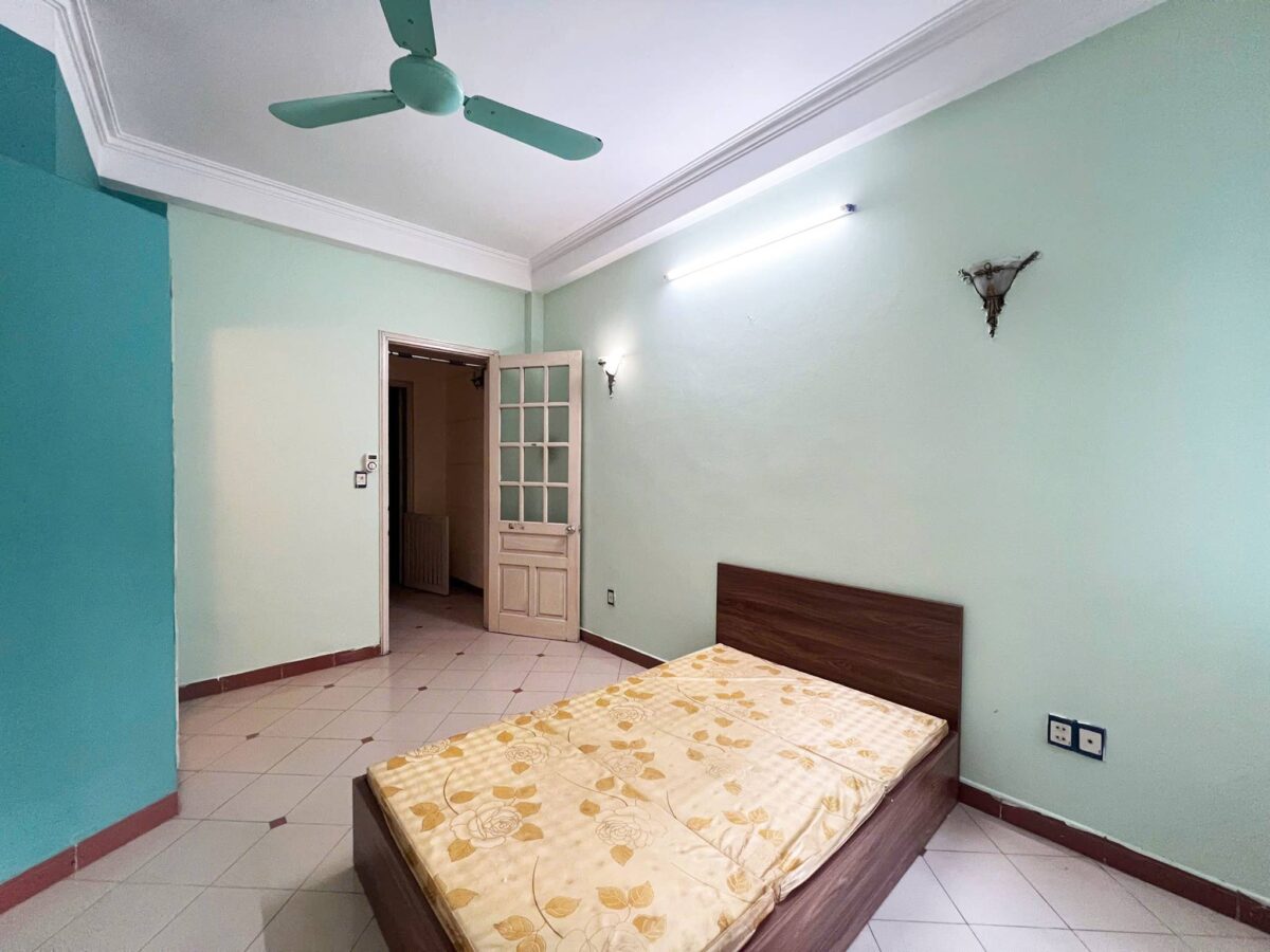 Cheap 3-bedroom house on Nghi Tam Street, Tay Ho area for rent (12)