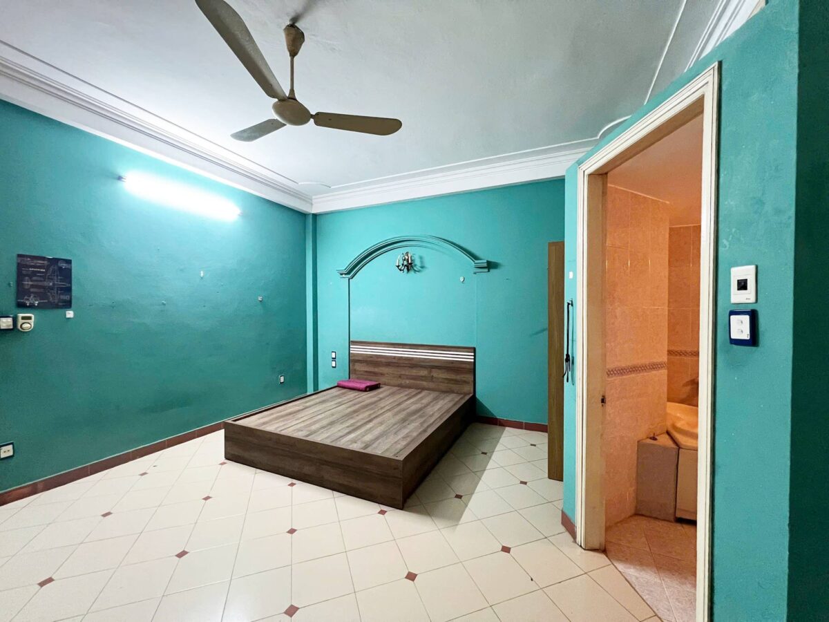 Cheap 3-bedroom house on Nghi Tam Street, Tay Ho area for rent (16)