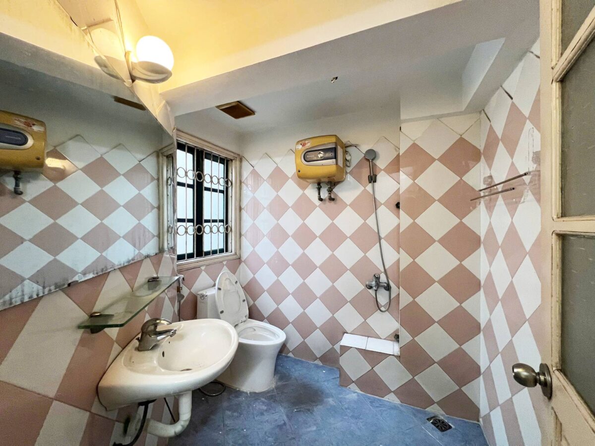 Cheap 3-bedroom house on Nghi Tam Street, Tay Ho area for rent (18)