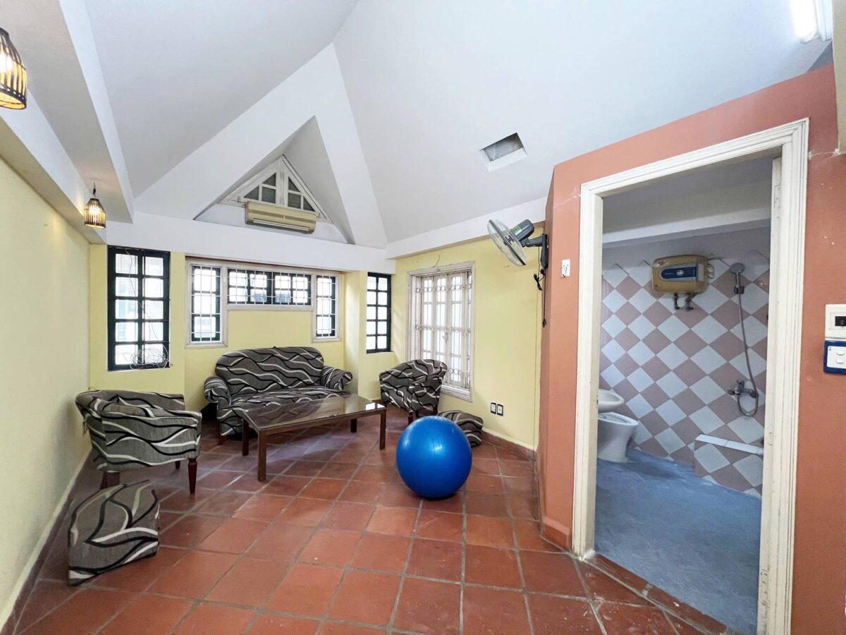 Cheap 3-bedroom house on Nghi Tam Street, Tay Ho area for rent (22)