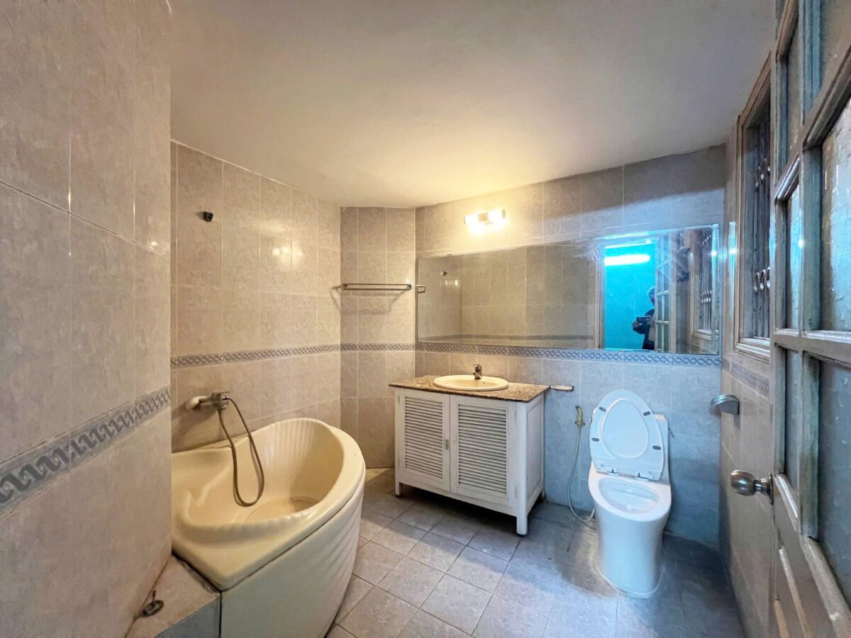 Cheap 3-bedroom house on Nghi Tam Street, Tay Ho area for rent (23)