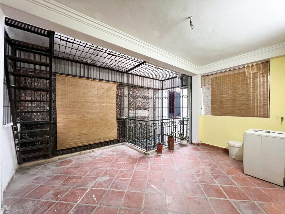 Cheap 3-bedroom house on Nghi Tam Street, Tay Ho area for rent (24)