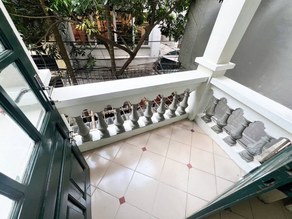 Cheap 3-bedroom house on Nghi Tam Street, Tay Ho area for rent (27)