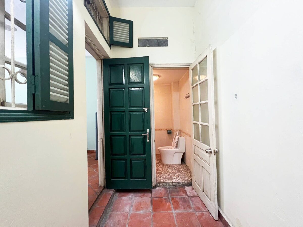 Cheap 3-bedroom house on Nghi Tam Street, Tay Ho area for rent (28)