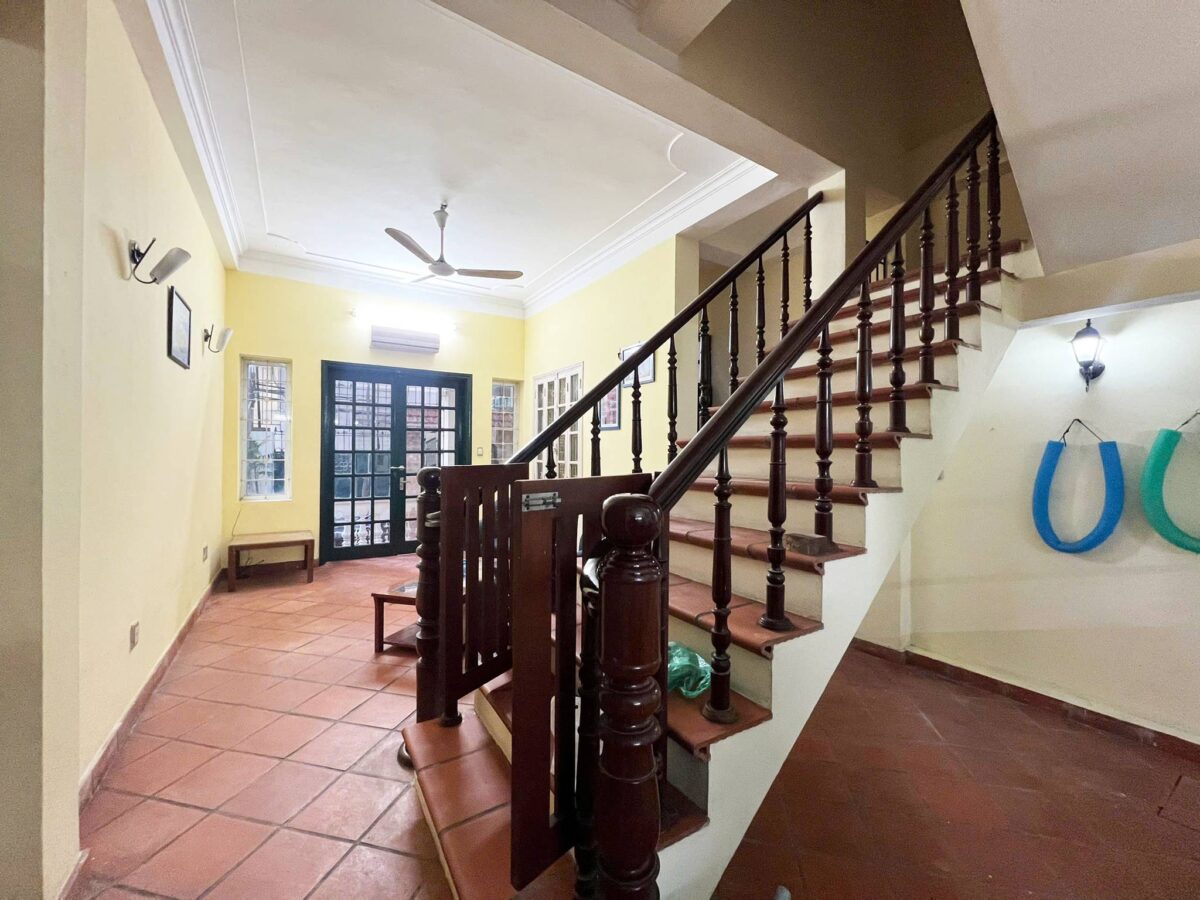 Cheap 3-bedroom house on Nghi Tam Street, Tay Ho area for rent (6)