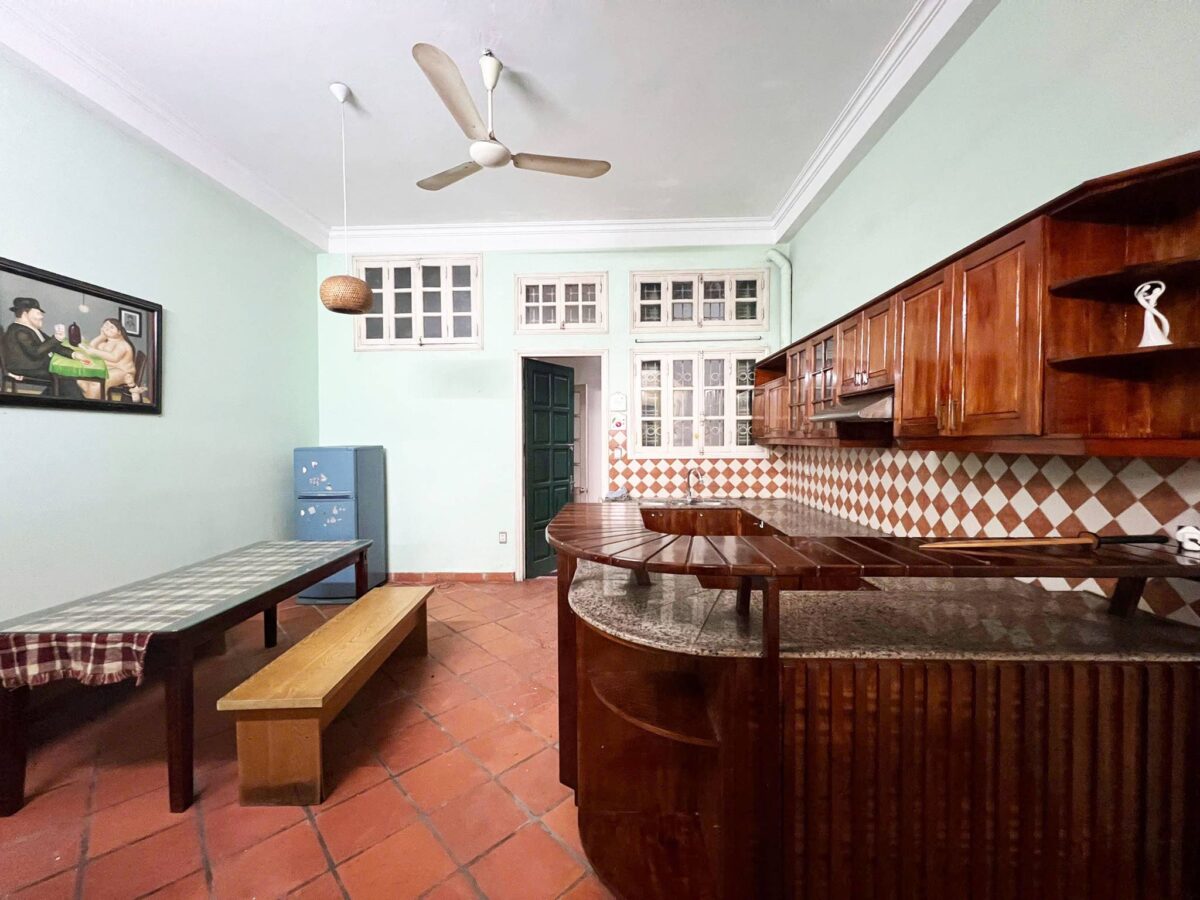 Cheap 3-bedroom house on Nghi Tam Street, Tay Ho area for rent (7)
