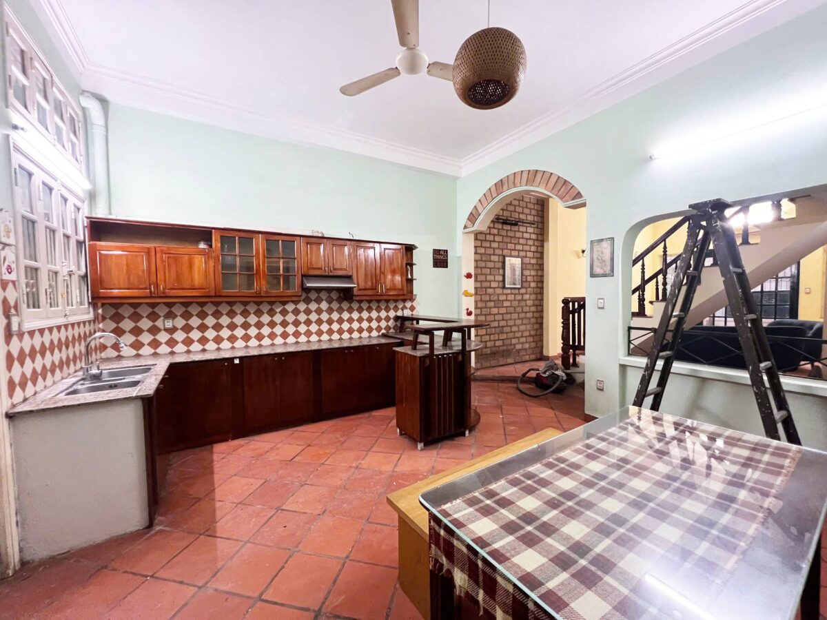 Cheap 3-bedroom house on Nghi Tam Street, Tay Ho area for rent (8)